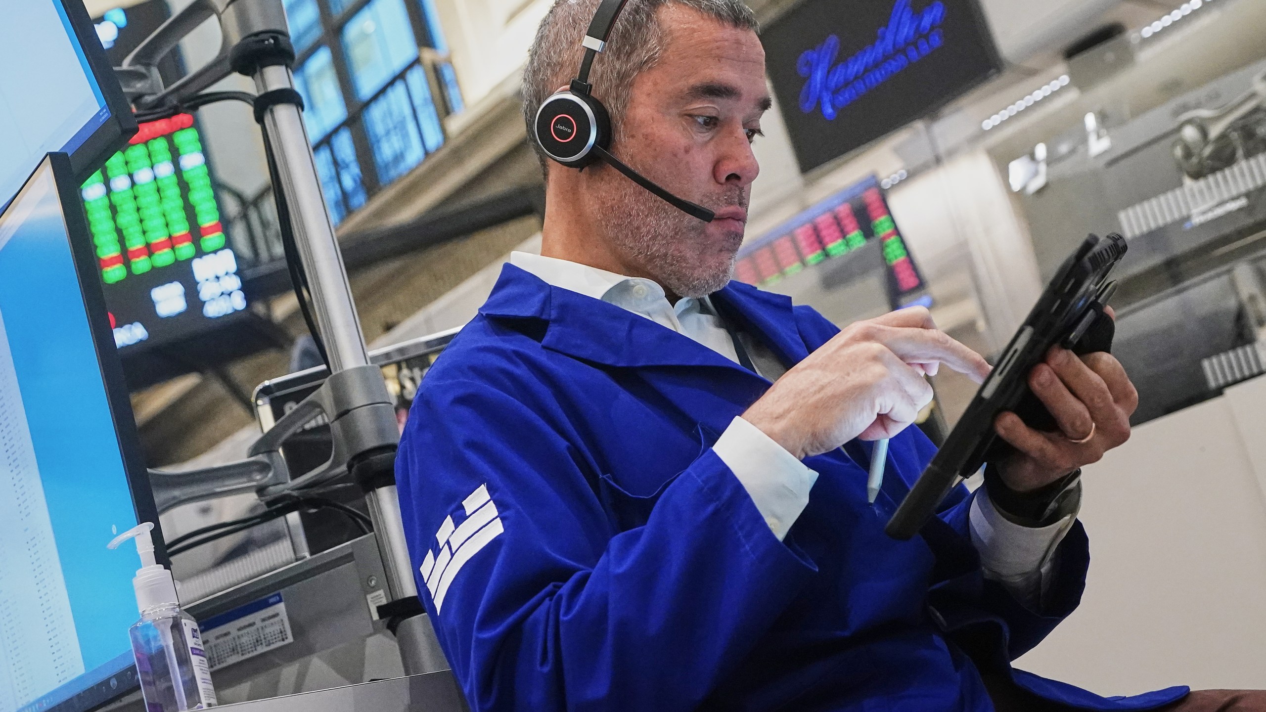 Options trader Justin Kanda works on the floor of the New York Stock Exchange, Tuesday, Nov. 18, 2025. (AP Photo/Richard Drew)
