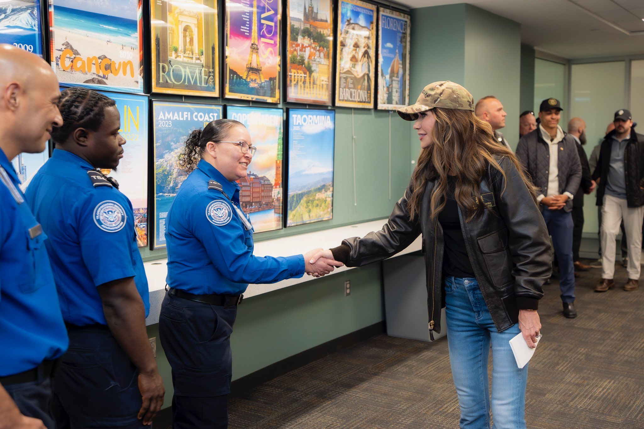 Kristi Noem shakes hands with TSA officers