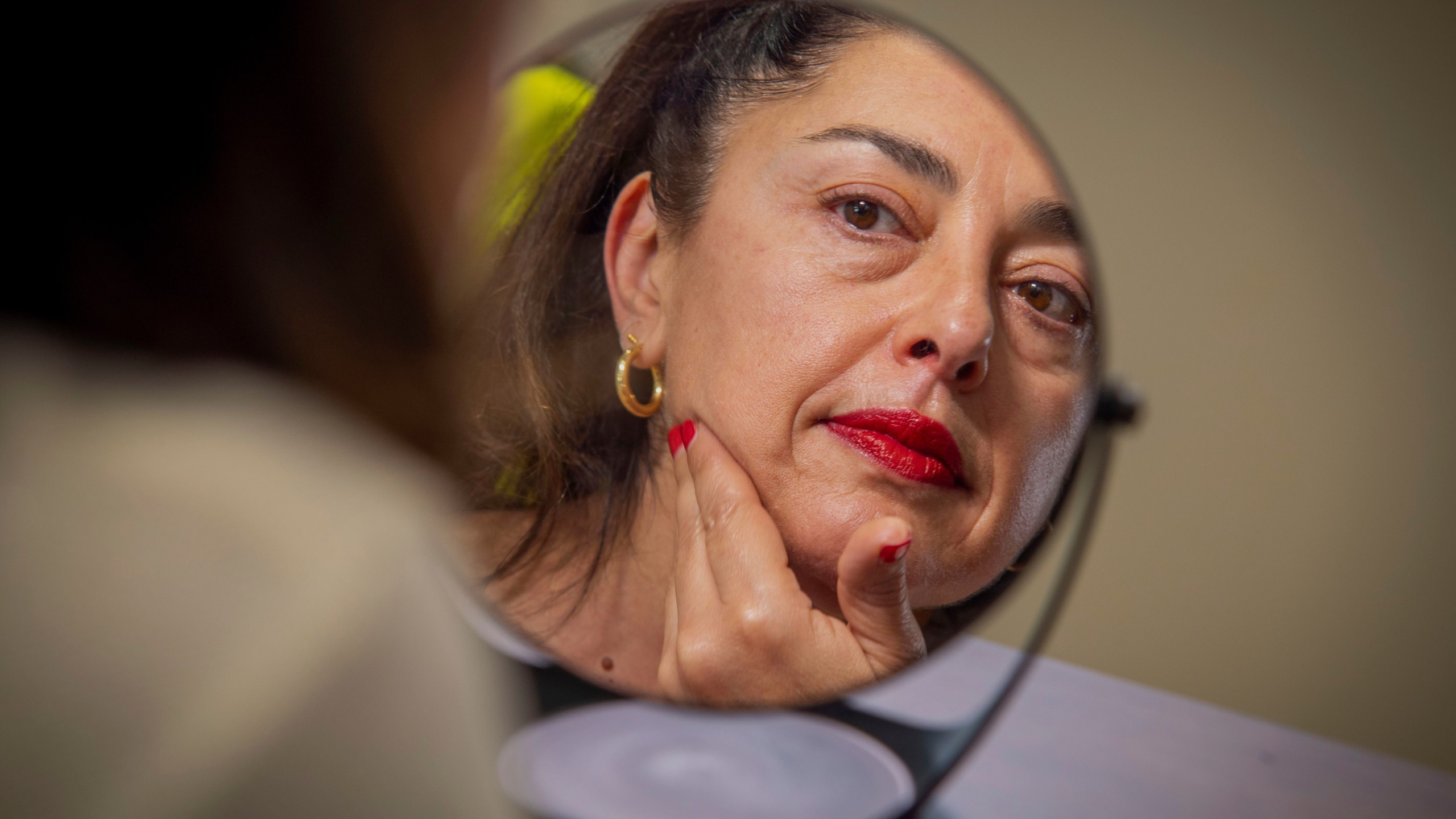 FILE - Deborah Borg discusses how to pull off the no makeup makeup look at the women's clothing store Dalya on Aug. 27, 2025, in New York. (Photo by Andy Kropa/Invision/AP, File)