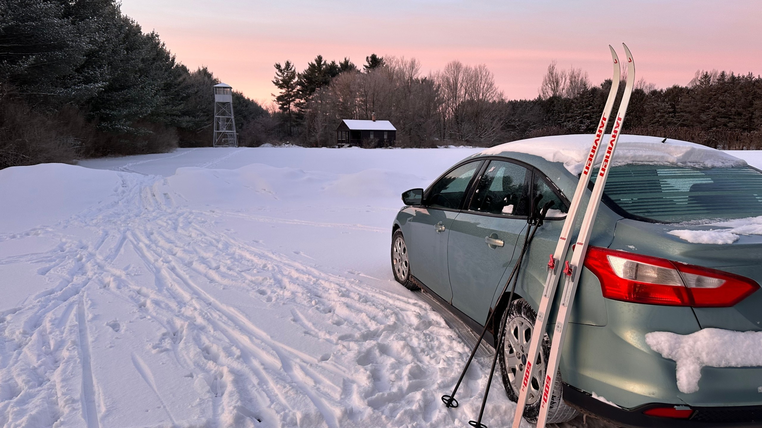 /// The sun rises over a winter scene in Lowville, N.Y., on Sunday, Dec. 28, 2025. (AP Photo/Cara Anna)