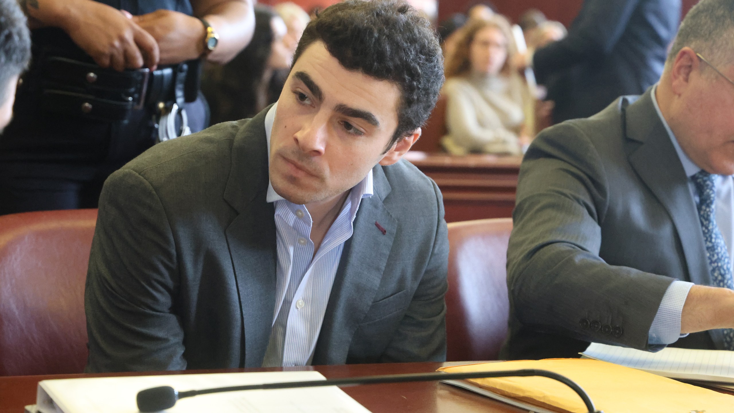 Luigi Mangione appears in Manhattan Criminal Court for an evidence hearing, Thursday, Dec. 11, 2025, in New York. (Jefferson Siegel /The New York Times via AP, Pool)