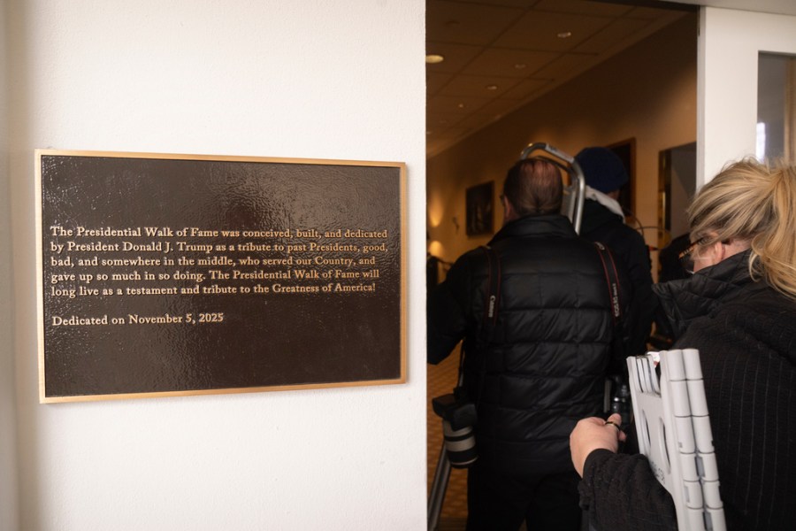 New plaque under Obama's portrait in White House