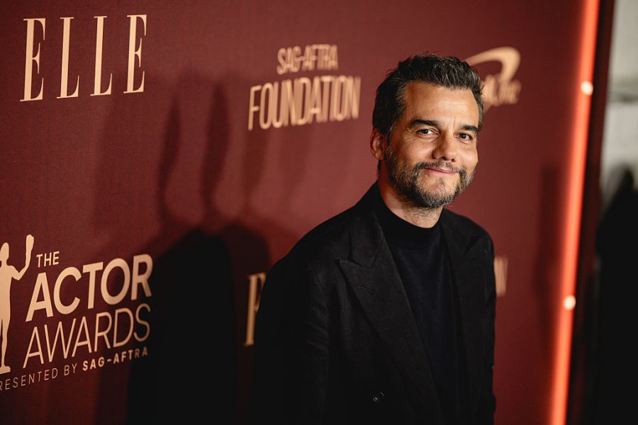 Wagner Moura poses for photos at an event