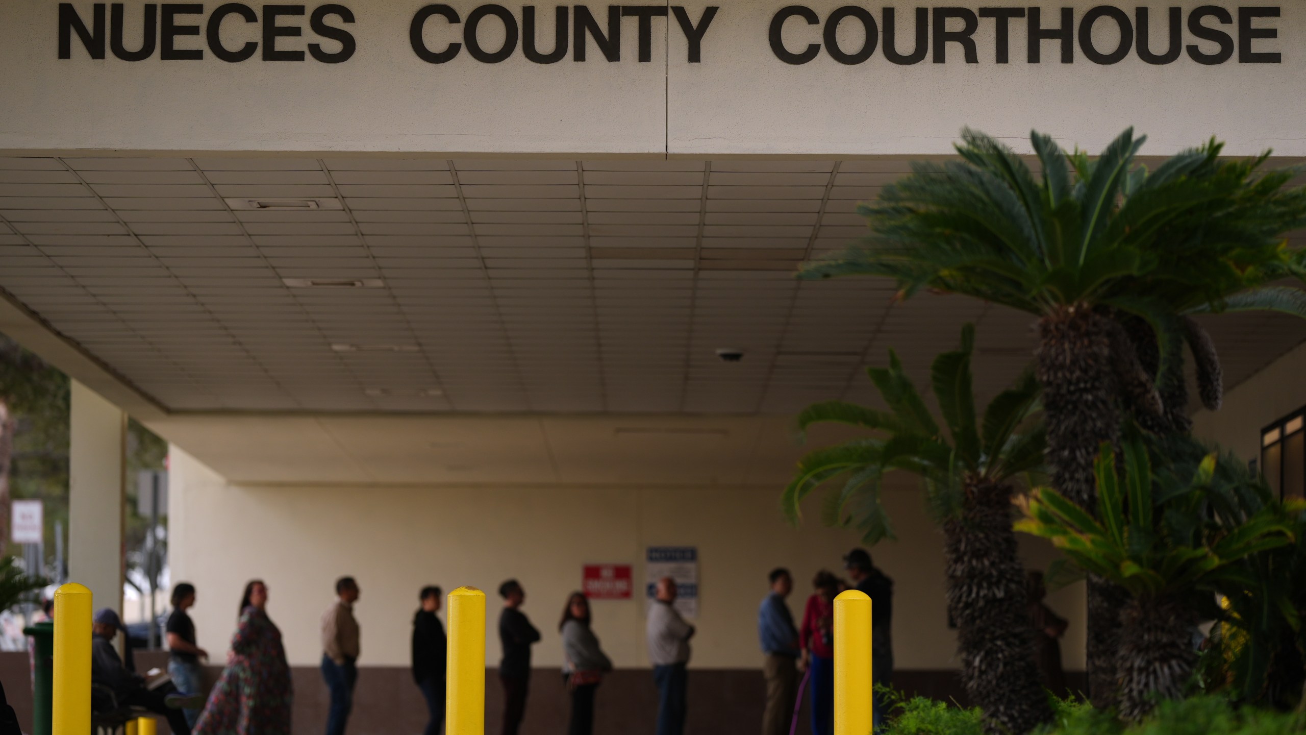 A line forms at the Nueces County Courthouse in Corpus Christi, Texas, as jury selection continues in the trial for former Uvalde school district police officer Adrian Gonzales, Monday, Jan. 5, 2026. (AP Photo/Eric Gay)