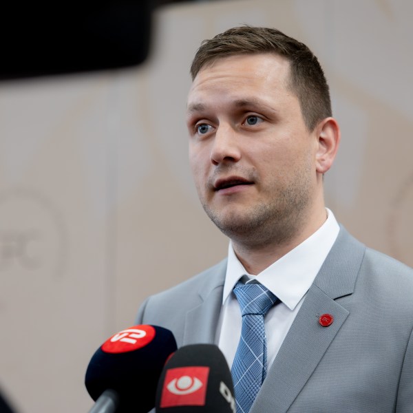 Jens-Frederik Nielsen speaking at a podium