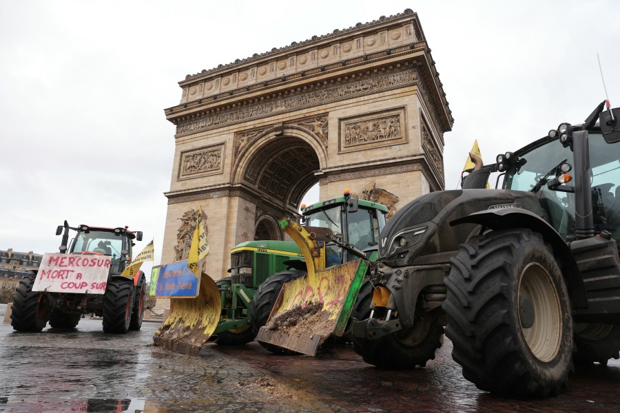 Tractors roll through Paris