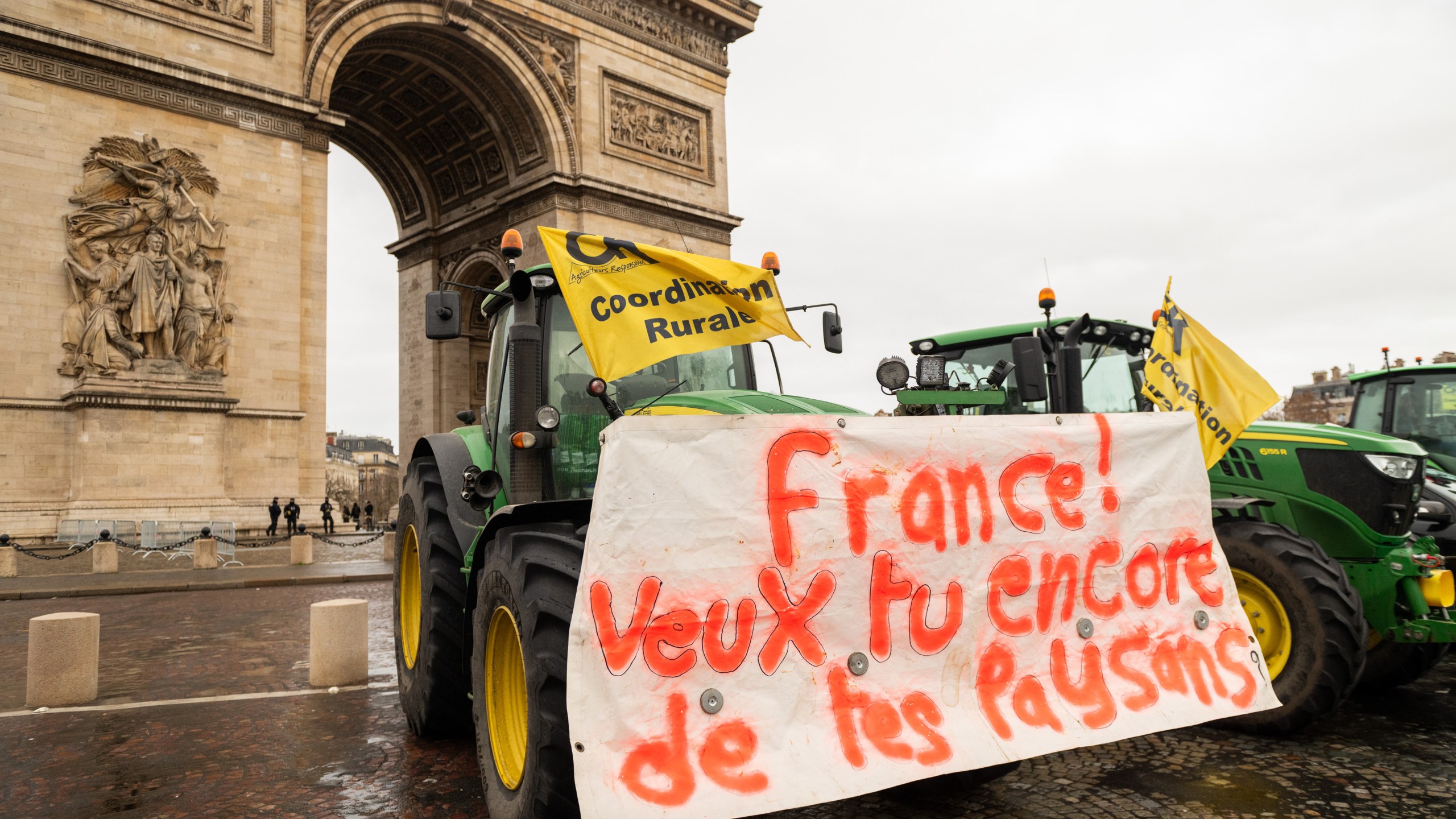 Farmers blockade the Arc de Triomphe